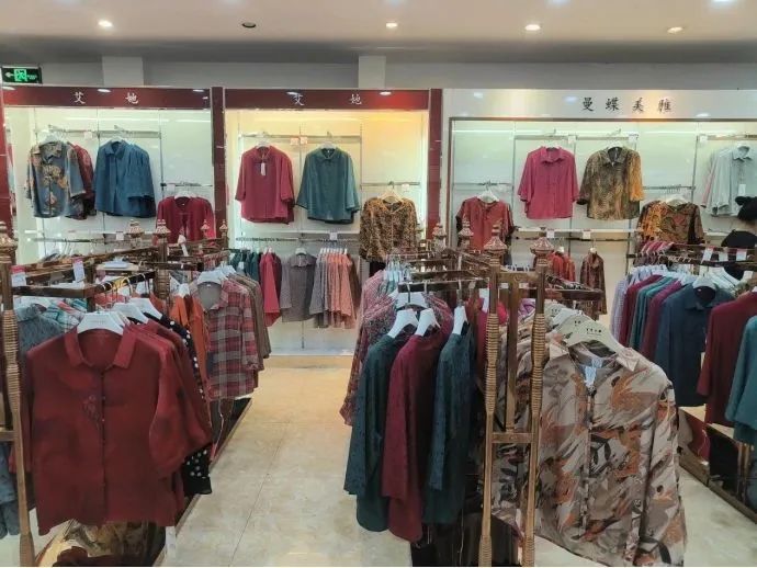 下沉市場消費(fèi)規(guī)模突破17萬億，五大品類搶占小鎮(zhèn)中老年服裝服飾零售新機(jī)遇