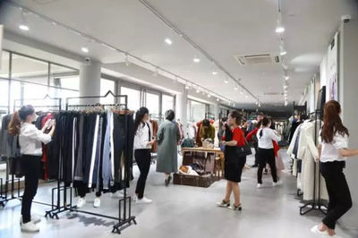 “一線廠庫(kù)”重裝來(lái)襲 開(kāi)啟服飾零售新篇章